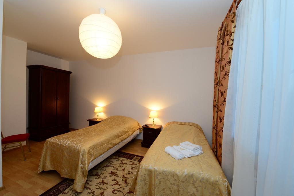 B&B Airport Modlin Nowy Dwor Mazowiecki Ruang foto