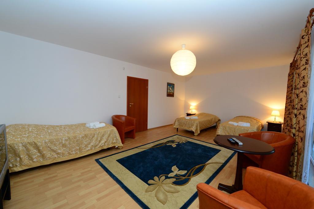B&B Airport Modlin Nowy Dwor Mazowiecki Ruang foto