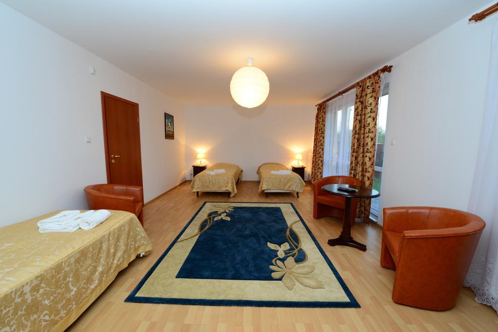 B&B Airport Modlin Nowy Dwor Mazowiecki Ruang foto